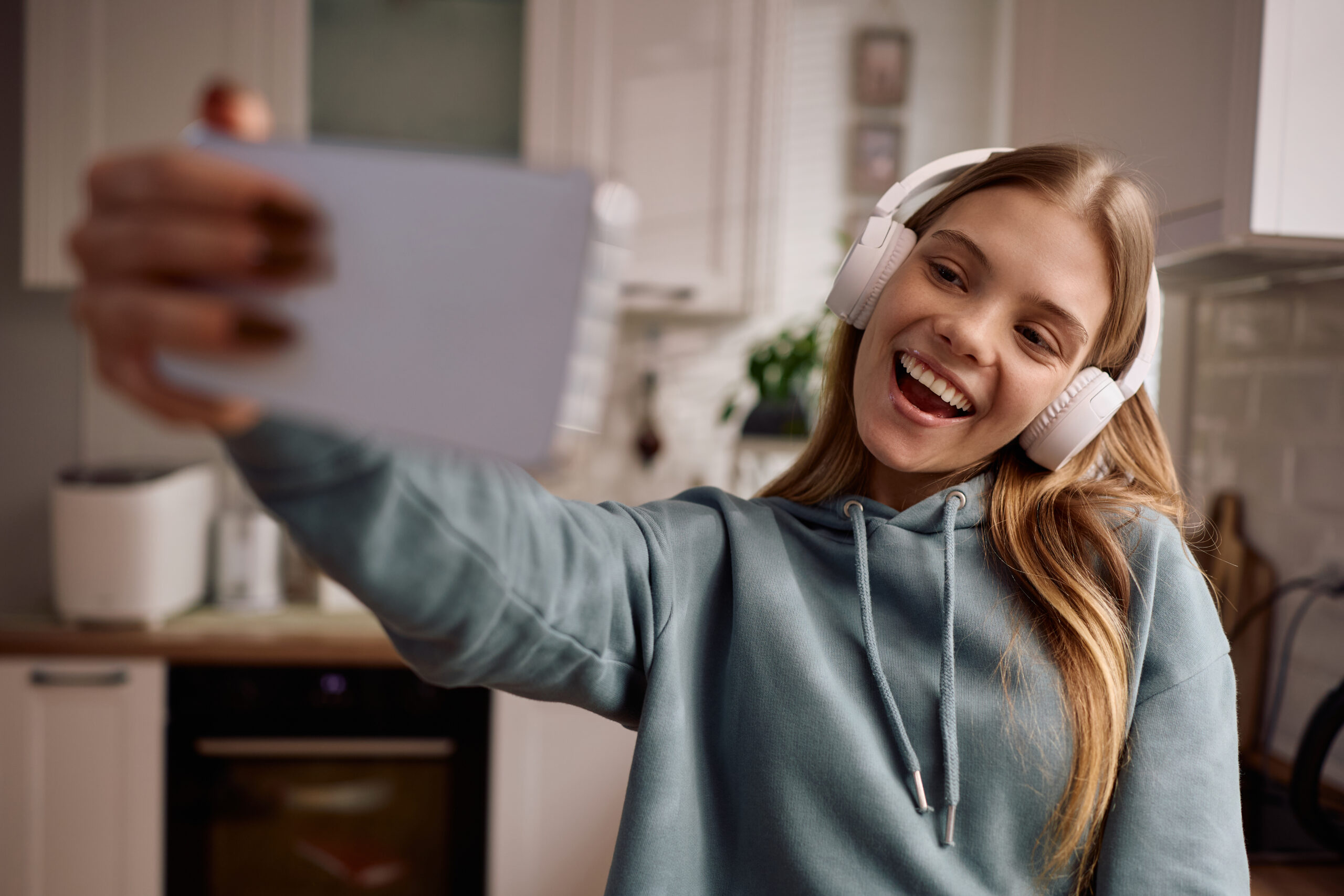 Intimitatea emoțională: de la dialog autentic la interacțiuni algoritmice