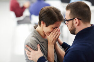 Depășirea stigmatizării: de ce ascundem suferința și cum putem schimba acest tipar