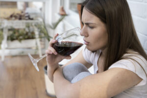 Dependența de alcool: impactul asupra sănătății mintale și strategiile moderne de recuperare