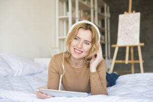 Podcasturile în sprijinul sănătății mintale: acces la educație psihologică și stare de bine