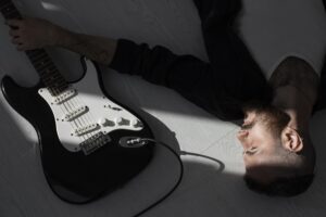 Terapie prin muzică: Cum te poate salva rock-ul în lupta cu anxietatea și depresia
