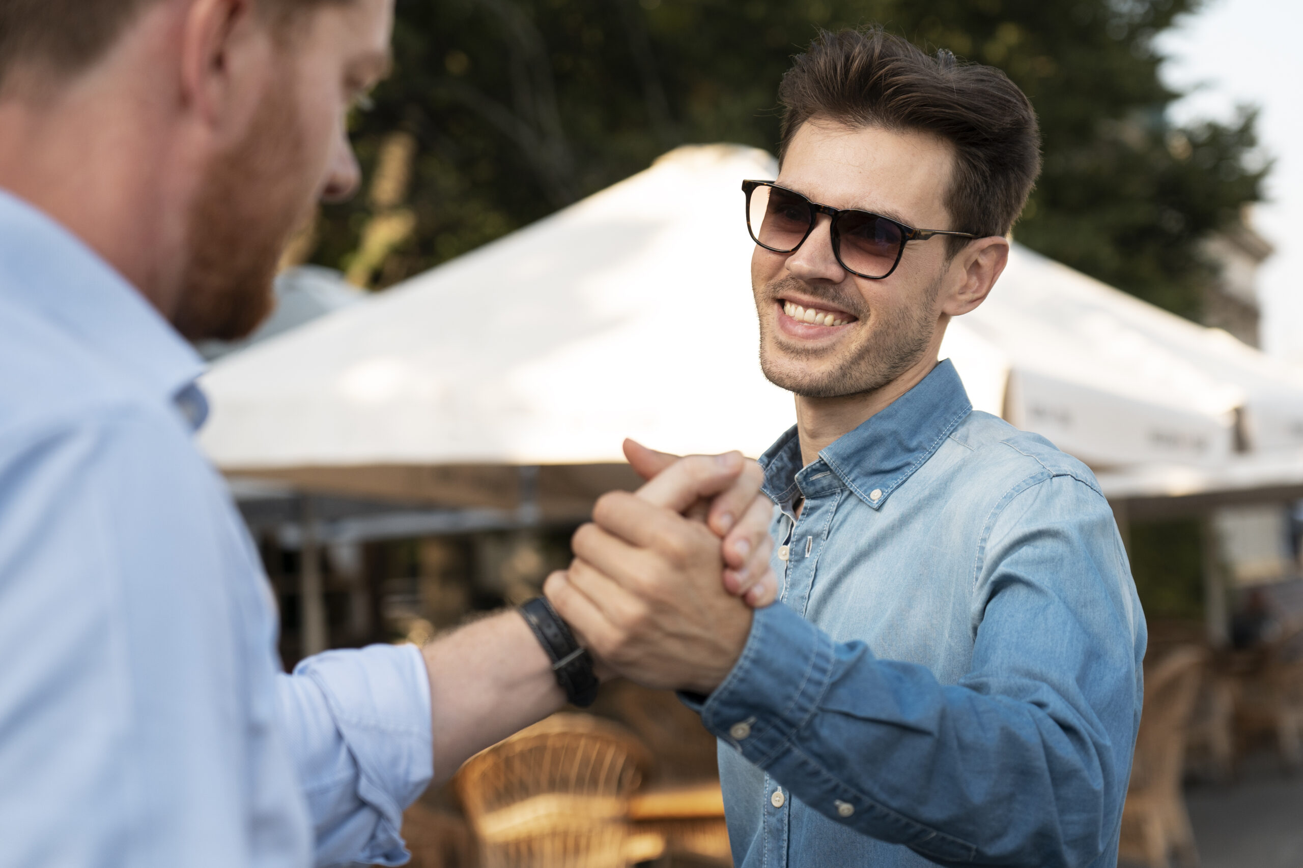 Redefinirea prieteniei masculine: între tradiție și evoluție