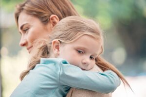 Sentimentele din copilăria timpurie: cum învățăm curiozitatea, limitele și bucuria atingerii