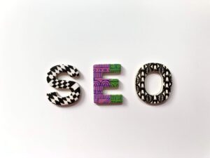 Cum să scrii un articol SEO plăcut atât de cititori cât și de motoarele de căutare?