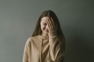 Bipolaritate: cum navigăm gândurile, granițele și complexitatea interioară prin observare și diferențiere
