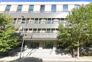 Universitatea Titu Maiorescu Facultatea De Psihologie 1024x689 1 300x202